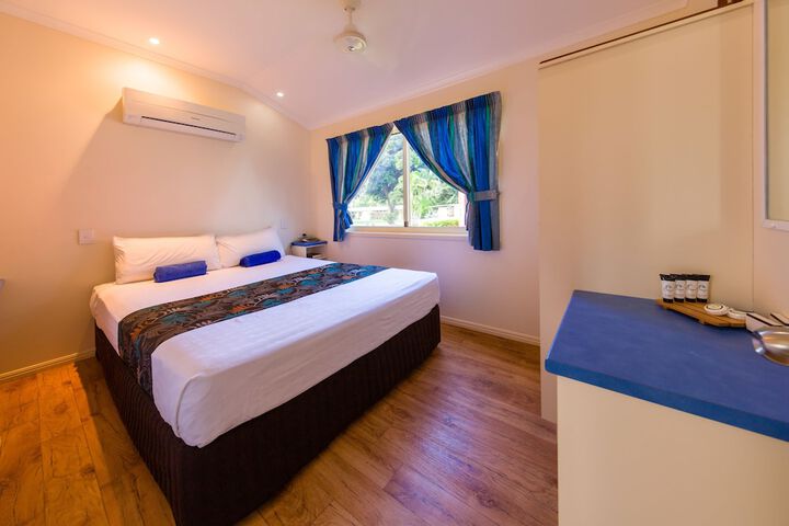 Room 4 of 77