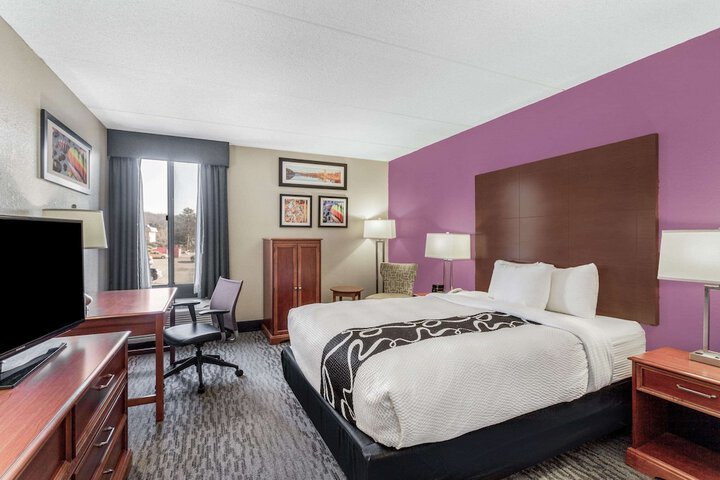 1 Queen Bed Mobility Hearing Accessible Room Roll in Shower (8 of 8)