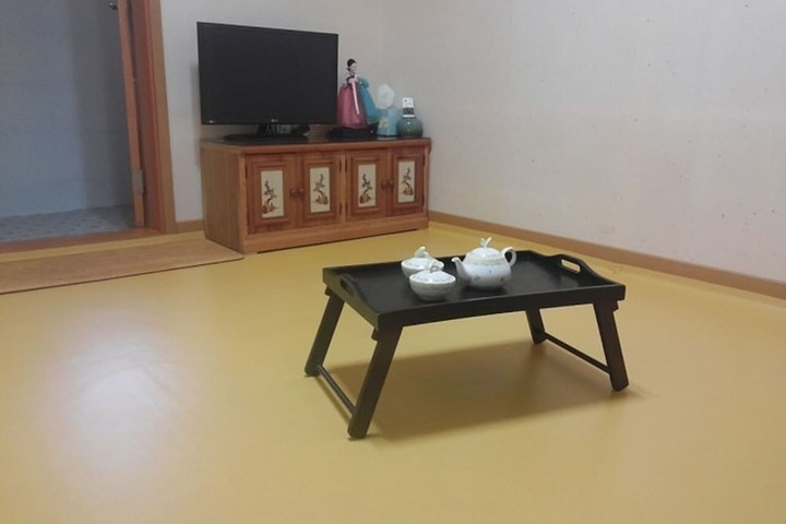 Room 6 of 14