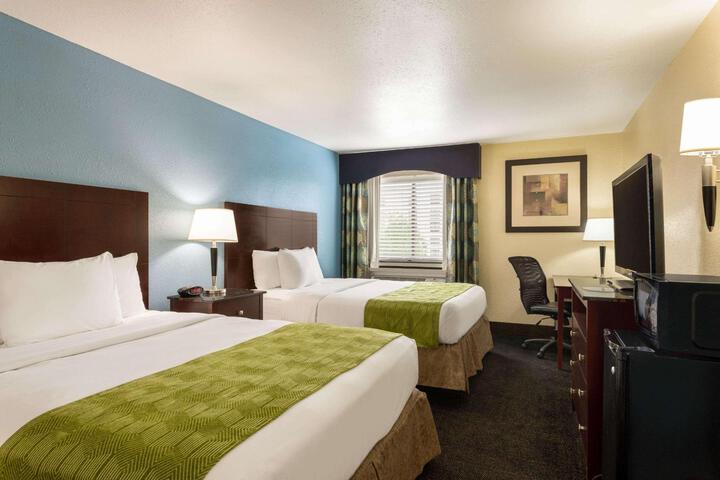 1 Queen Bed (6 of 6)