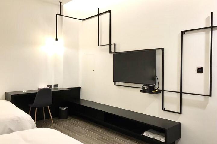 Room 5 of 12
