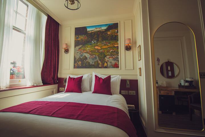 Room 4 of 16