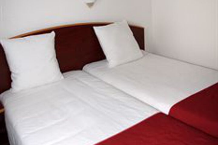 Room 6 of 25