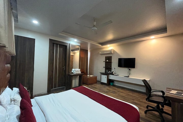 Room 12 of 38