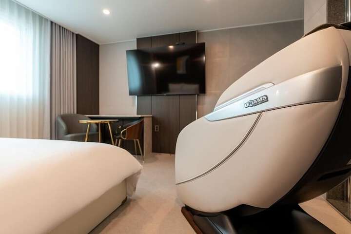 Room 52 of 76