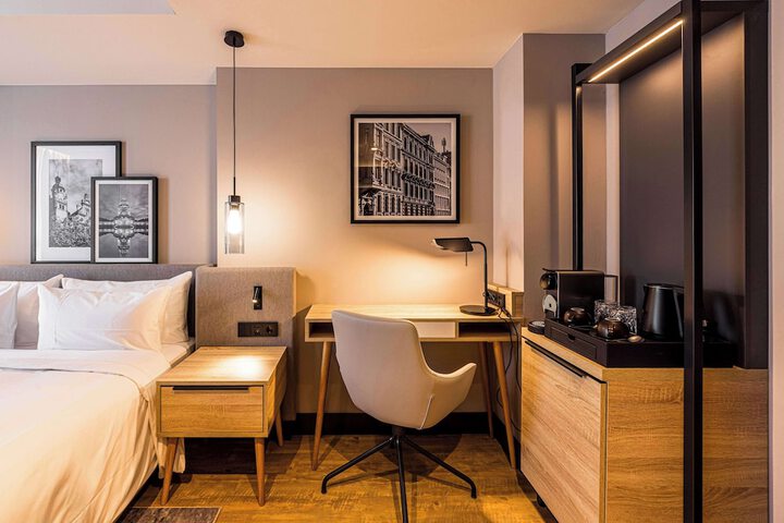 Room 19 of 108