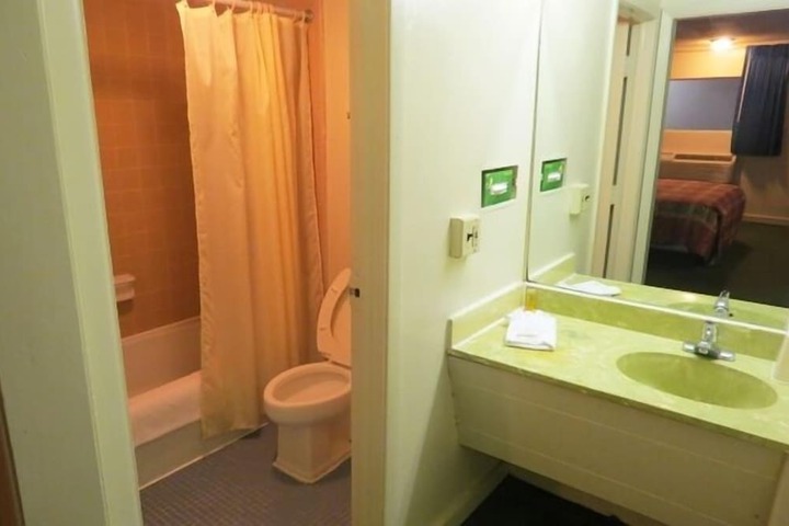 Room 10 of 18