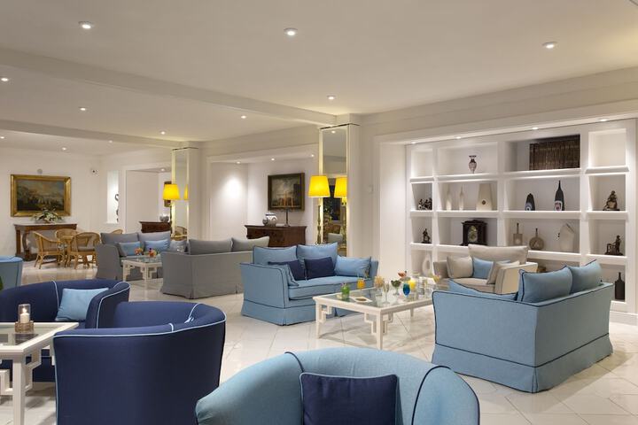 Lounge 61 of 84