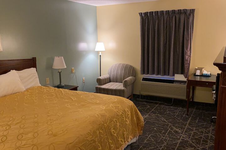 1 King Bed (8 of 20)