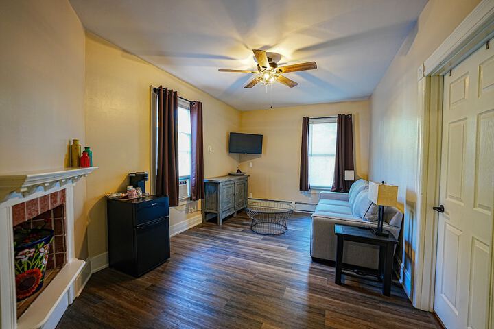 1 Queen Bed (28 of 40)