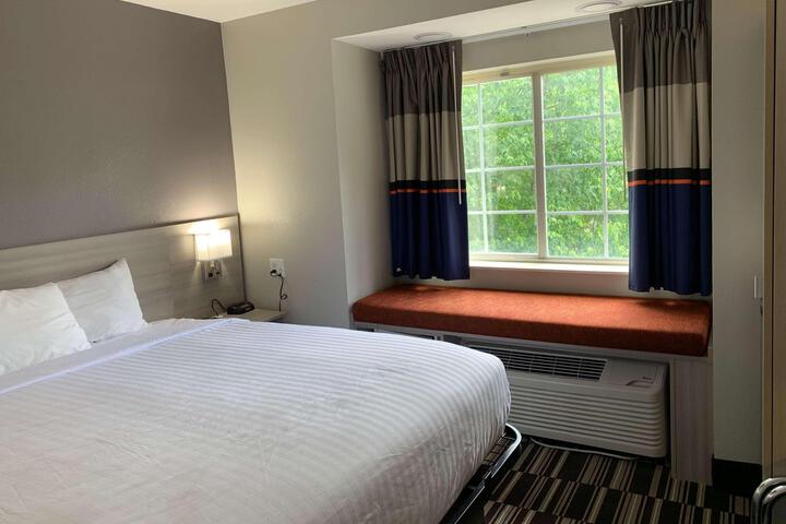 1 King Bed Deluxe Room (1 of 4)