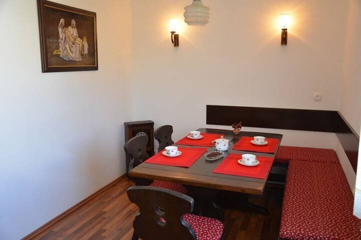 Room 10 of 28