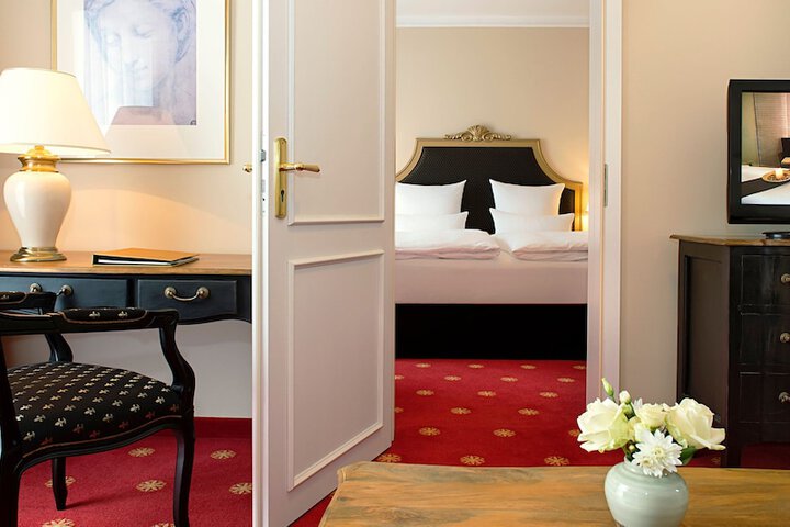 Room 4 of 107