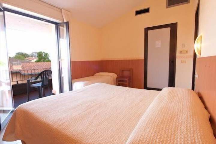 Room 5 of 33