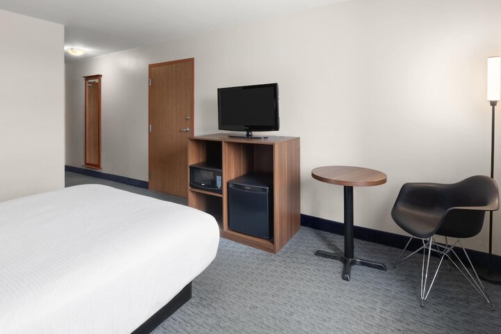 Room 33 of 74