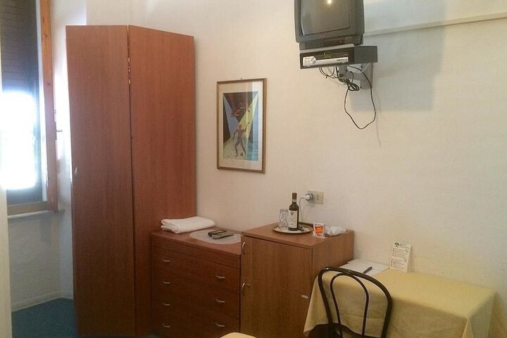 Room 16 of 38
