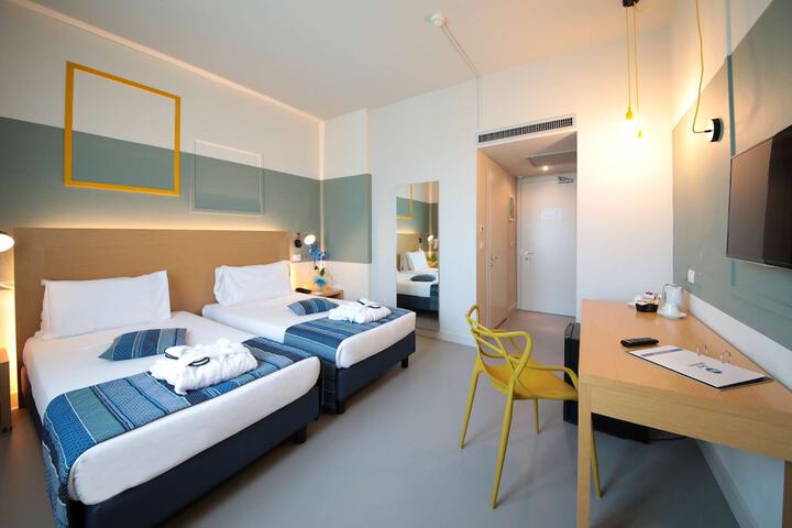Room 17 of 46