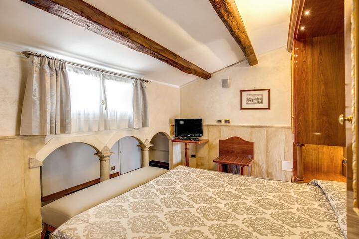 Room 13 of 26