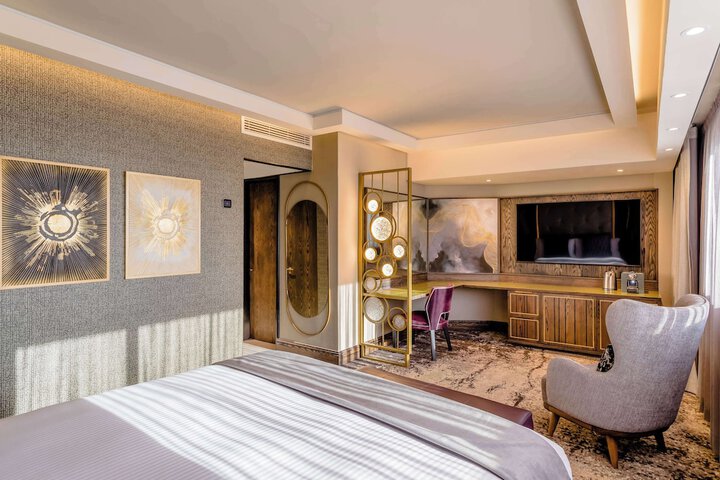 Room 30 of 102
