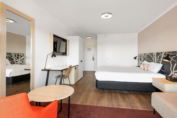 Room 9 of 28