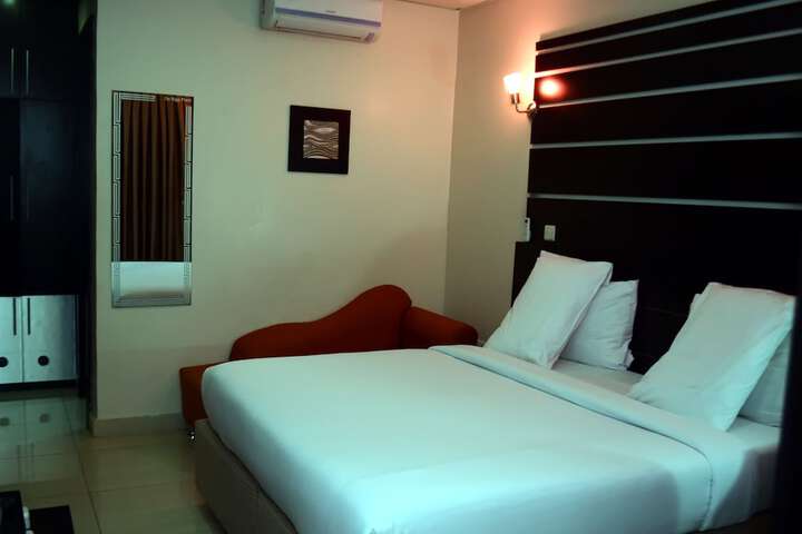 Room 3 of 37