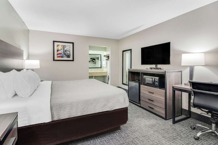 1 King Bed Accessible (3 of 11)