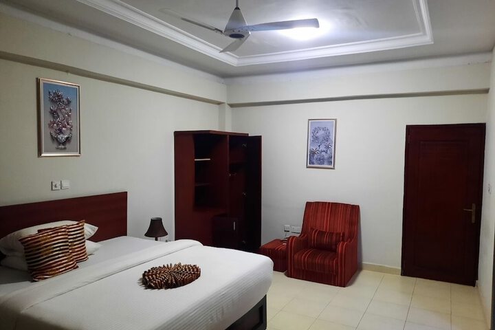 Room 4 of 12