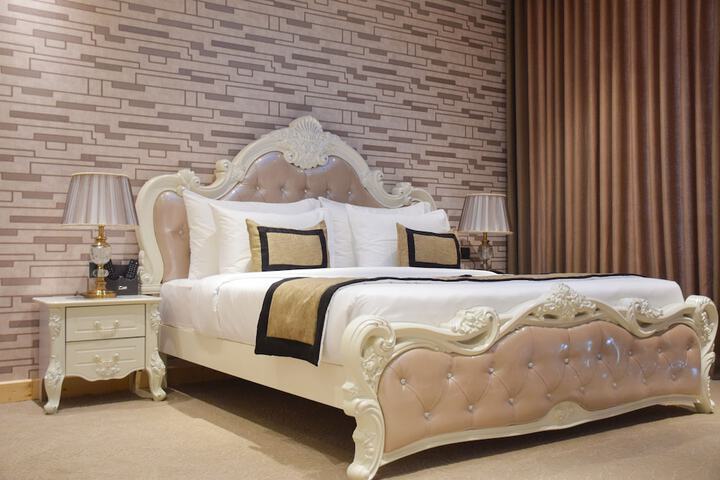 Room 4 of 73