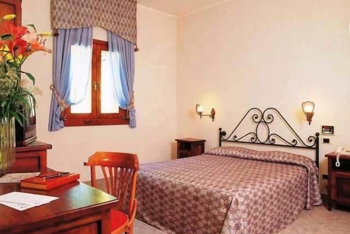 Room 8 of 39