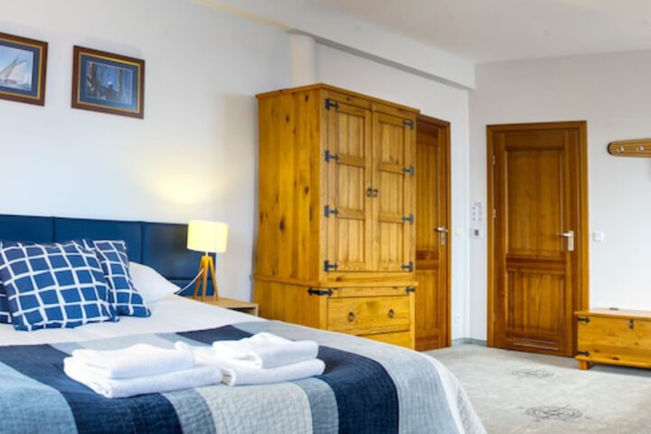 Room 8 of 210