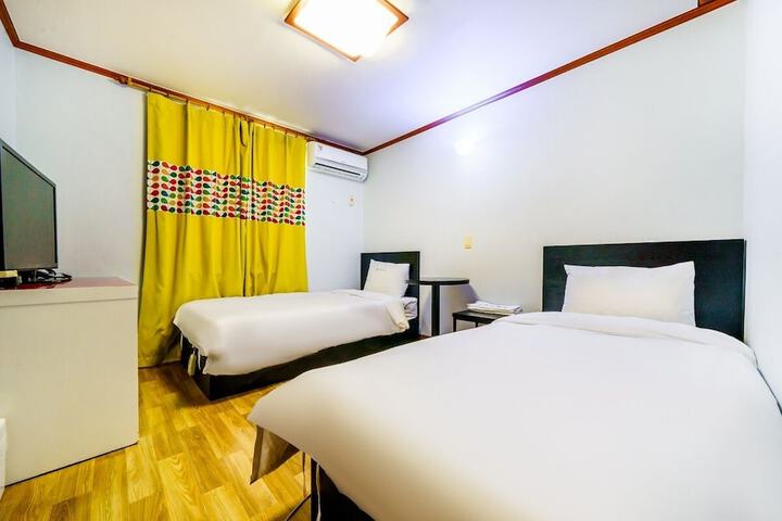 Room 13 of 28