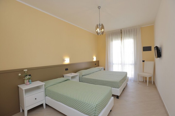 Room 16 of 100