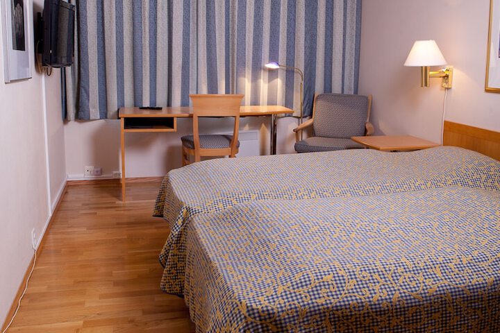 Room 6 of 9