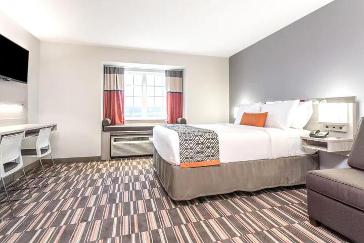 2 Queen Beds (8 of 10)