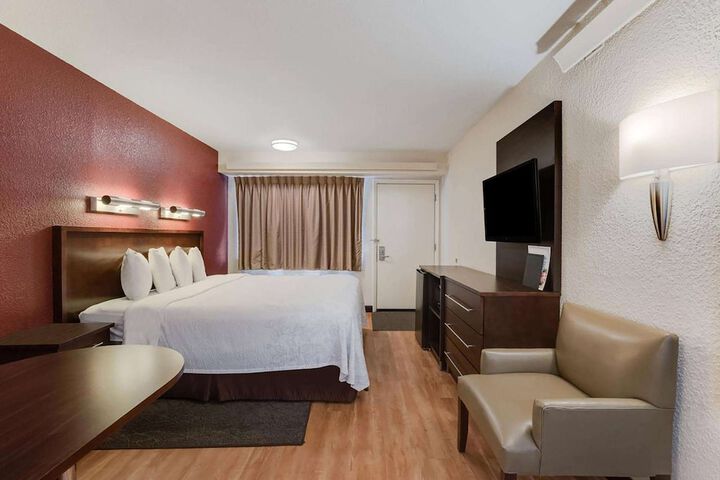 1 King Bed (3 of 14)