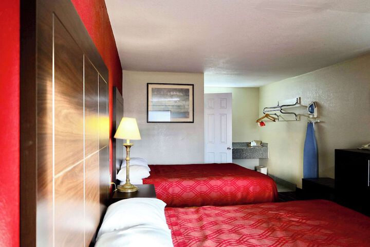 2 Queen Beds (3 of 13)