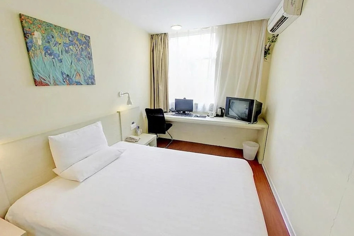 Room 6 of 10