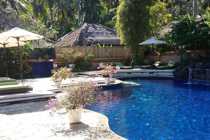 Hotel Pool