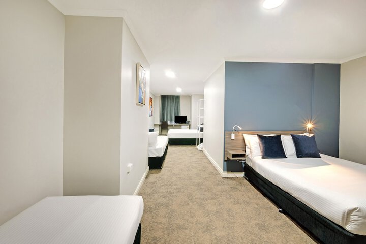 Room 10 of 28