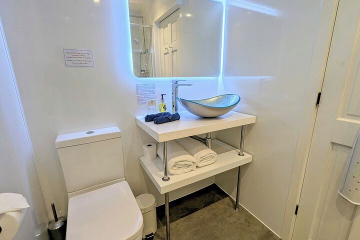 Room 83 of 122