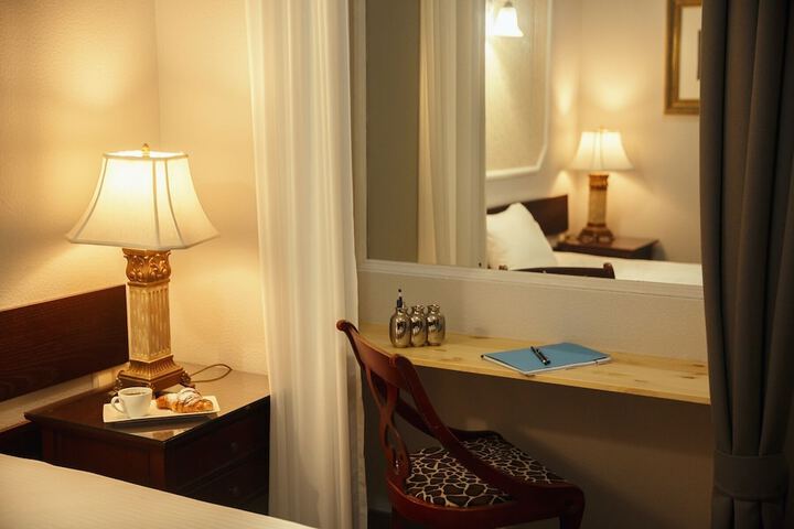Room 11 of 28