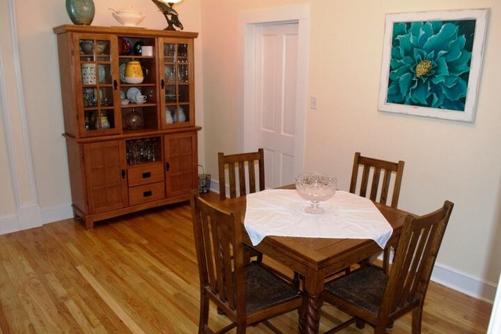 Dining 11 of 19