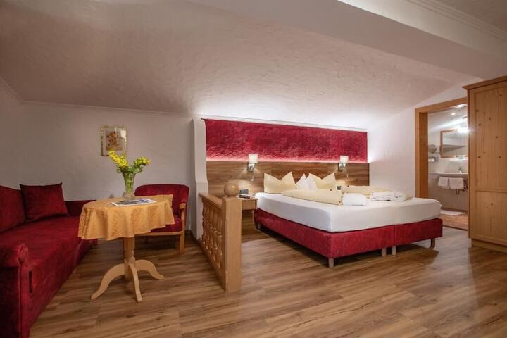 Room 3 of 73