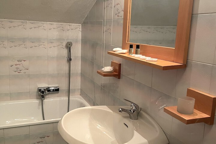 Room 11 of 28