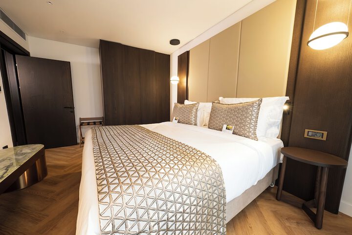 Room 102 of 200