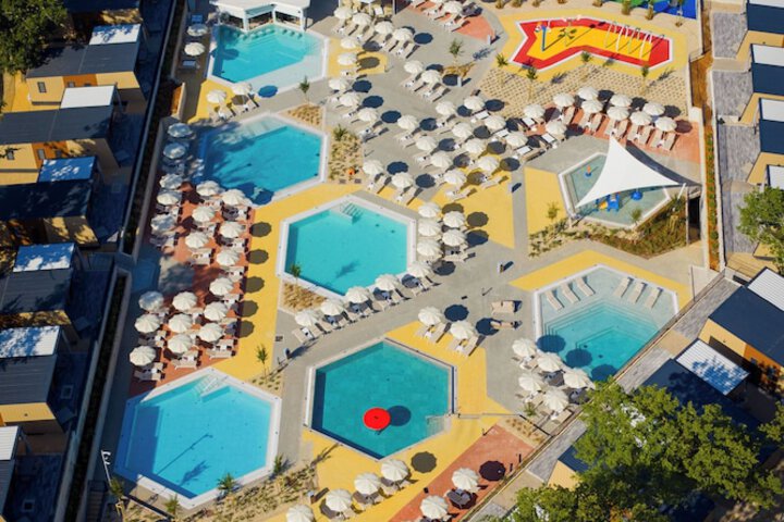 Pool 52 of 117