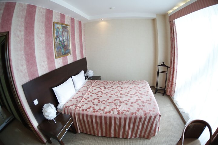 Room 8 of 74