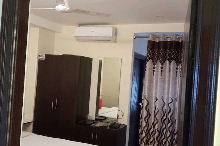 Room 10 of 11