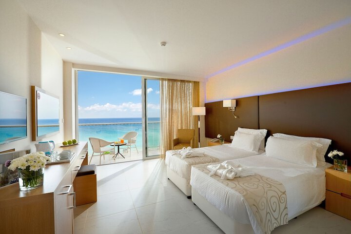 Room 4 of 77