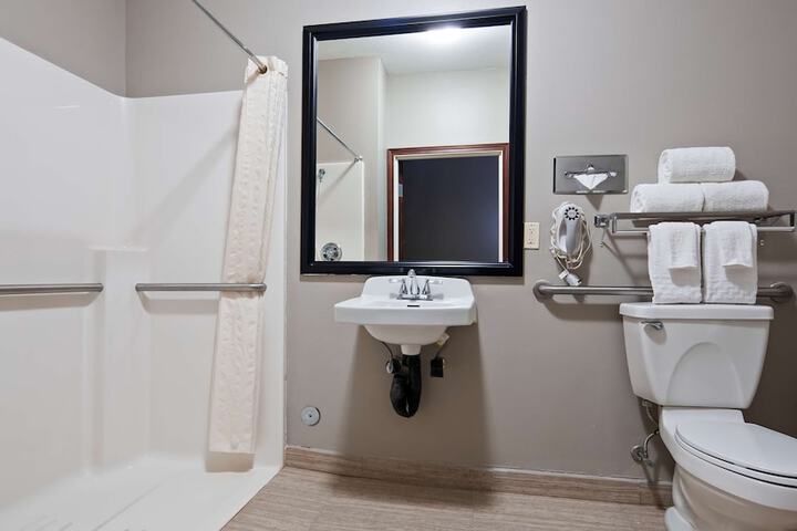 1 King Bed Microwave and Refrigerator WiFi Full Breakfast (1 of 12)